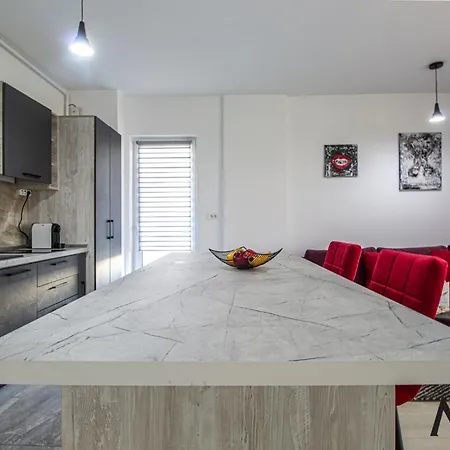 Apartamento Mohost Two - Luxe Retreat With Mountain Views Braşov