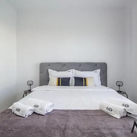 Apartamento Mohost Two - Luxe Retreat With Mountain Views