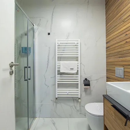 Apartamento Mohost Two - Luxe Retreat With Mountain Views